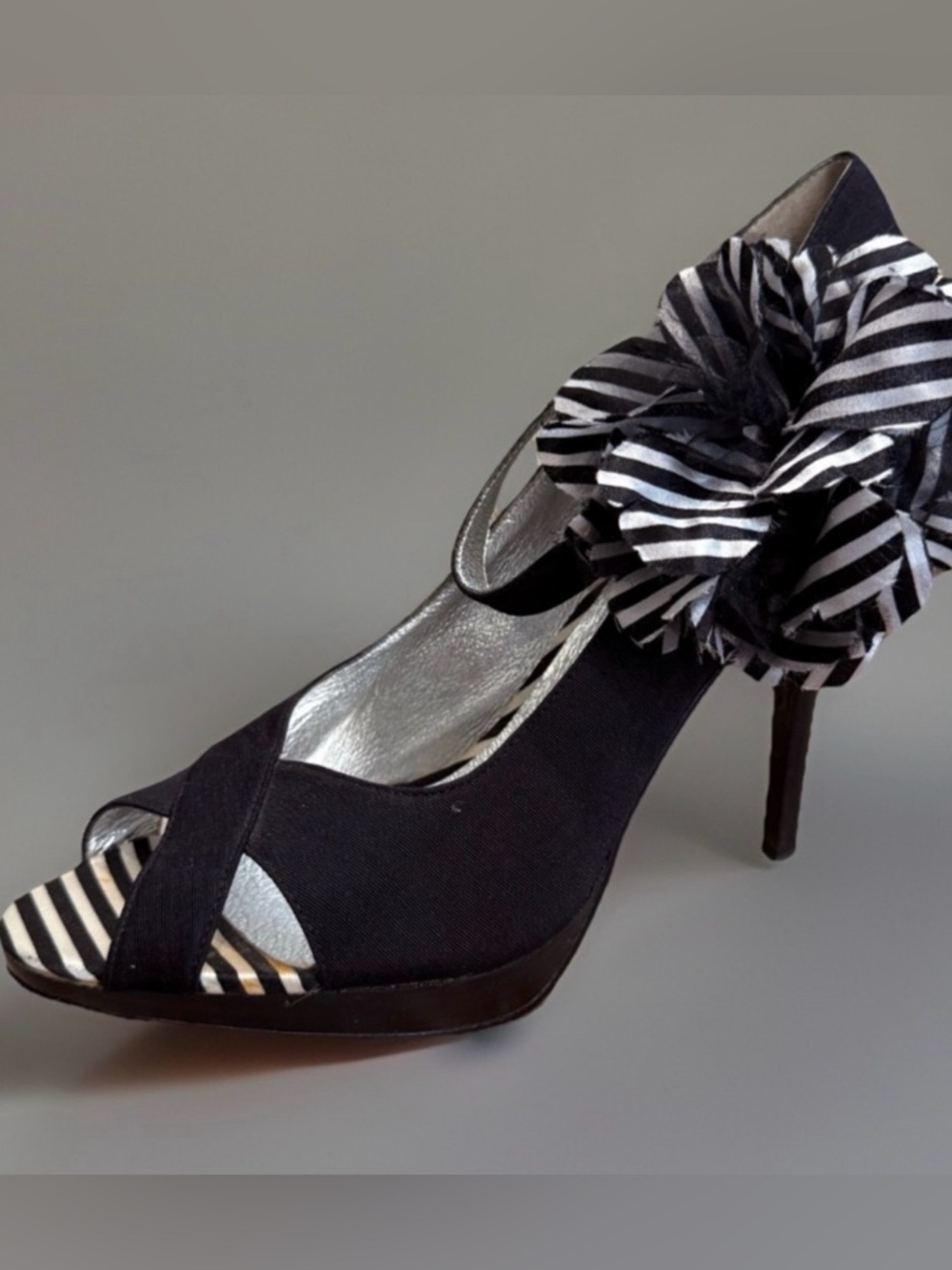 White Striped Flower Accent Peep Toe High Heels - Picture 5 of 13